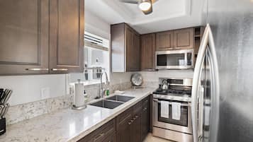 Kondominium, Beberapa Tempat Tidur, balkon, pemandangan laut sebagian (Seafaring Sweet Dreams) | Dapur pribadi | Lemari es, microwave, oven, dan kompor