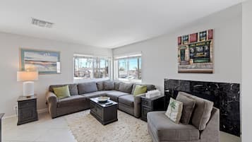Apartment, Mehrere Betten, Balkon, eingeschränkter Meerblick (Seafaring Sweet Dreams) | Wohnbereich | 42-Zoll-Flachbildfernseher mit Digitalempfang, Kamin