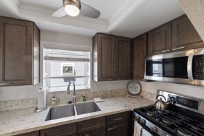 Appart'hÎtel, plusieurs lits, balcon, vue partielle sur l'océan (Seafaring Sweet Dreams) | Cuisine privée | Réfrigérateur, micro-ondes, four, plaque de cuisson