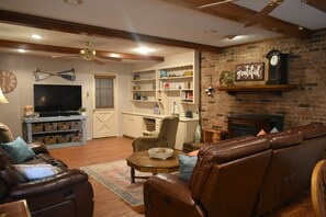 Smart TV, chimenea y libros