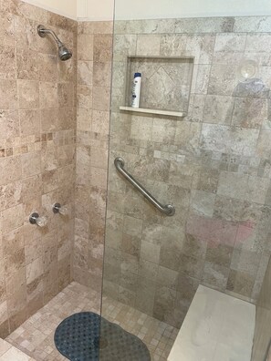 Shower, hair dryer, towels, soap - Stay in this beautiful country home! (Whitehouse)