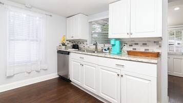 House, 1 King Bed with Sofa bed, Kitchen | Private kitchen | Fridge, microwave, oven, stovetop