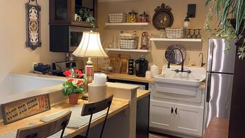 Réfrigérateur, micro-ondes, four, plaque de cuisson