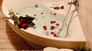 Boblebad, hårføner, håndklær og toalettpapir