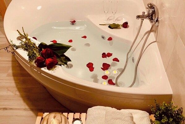 Jetted tub, hair dryer, towels, toilet paper