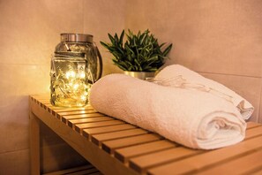 Baignoire à remous, séchoir à cheveux, serviettes fournies