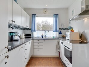 Kühlschrank, Mikrowelle, Geschirrspüler, Kochgeschirr/Geschirr/Besteck