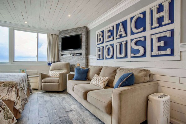 Suite estudio, 2 camas Queen size, hidromasaje, vista al jardín | Área de sala de estar | Televisión de pantalla plana de 42 pulgadas con canales digitales