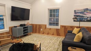 Living area - Cabin near Blue Ridge Parkway--only 20 minutes to Boone (Deep Gap)