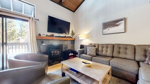 Appart'hôtel, plusieurs lits, patio, vue montagne (Sherwin Villas Retreat) | Coin séjour | Cheminée