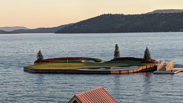 Eine Insel mit Golfplatz, Clubhaus und Anlegesteg.