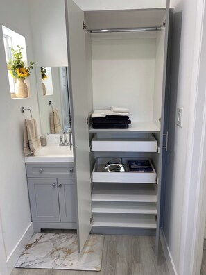 Haartrockner, Handtücher, Seife, Toilettenpapier