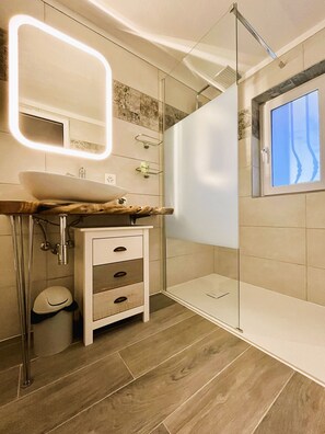 Badewanne, Haartrockner, Handtücher
