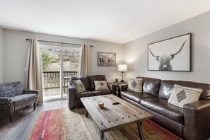 Apartment, Mehrere Betten, Küche (Stonewall Haven) | Wohnbereich | 42-Zoll-Flachbildfernseher mit Digitalempfang