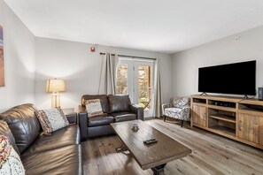 Apartment, Mehrere Betten, Küche (Stonewall Haven) | Wohnbereich | 42-Zoll-Flachbildfernseher mit Digitalempfang