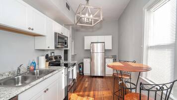Condo, 1 Queen Bed, Kitchen | Private kitchen | Fridge, microwave, oven, stovetop