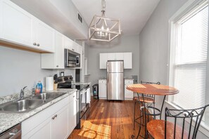 Condo, 1 Queen Bed, Kitchen | Private kitchen | Fridge, microwave, oven, stovetop