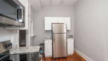 Condo, 1 Queen Bed, Kitchen | Private kitchen | Fridge, microwave, oven, stovetop