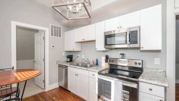 Condo, 1 Queen Bed, Kitchen | Private kitchen | Fridge, microwave, oven, stovetop