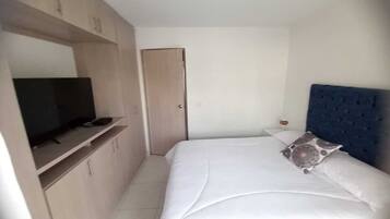 4 bedrooms, iron/ironing board, WiFi, bed sheets