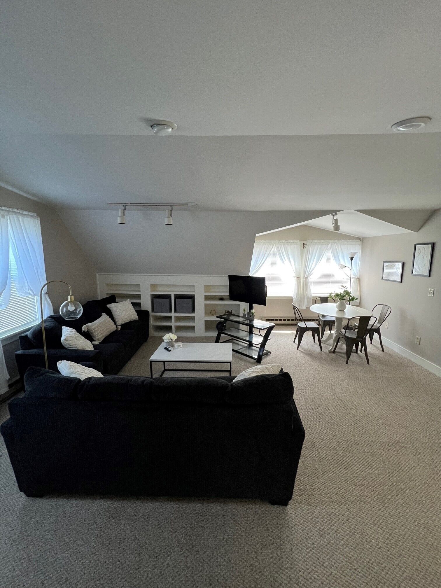 Lovely 2 Bedroom Apt - Great Saratoga Location!
