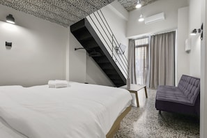 Basic Loft | Premium bedding, blackout curtains, soundproofing, free WiFi