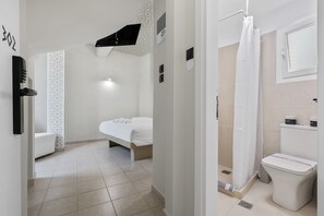 Basic Triple Room | Bathroom | Shower, rainfall showerhead, free toiletries, hair dryer