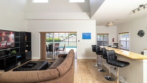 Living area - The Good Life at Legacy Park (Davenport)