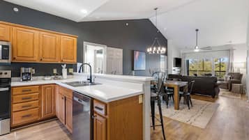 Condo, Multiple Beds, Balcony, Golf View (T Time Getaway) | Private kitchen