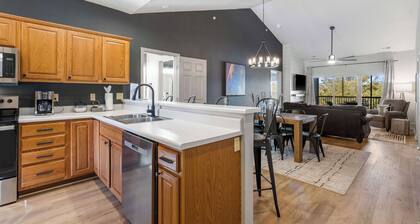 T Time Getaway - Overlooking Golf Views!