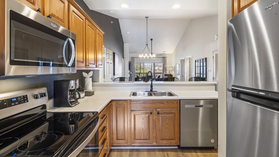 T Time Getaway - Overlooking Golf Views!