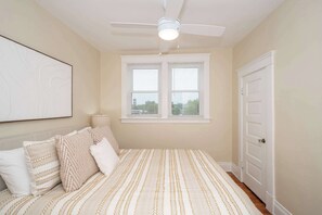 House, Multiple Beds, Kitchen - The Cincinnati Cottage (Cincinnati)