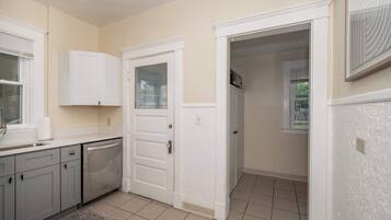 House, Multiple Beds, Kitchen | Private kitchen | Fridge, microwave, oven, stovetop