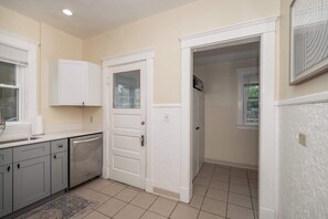 Casa, várias camas, cozinha | Cozinha privada | Geladeira, micro-ondas, fogão, cooktop