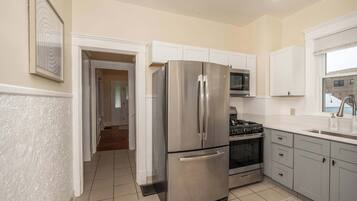 Casa, várias camas, vista para o jardim (The Mariemont Cottage) | Cozinha privada | Geladeira, micro-ondas