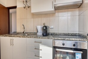 Réfrigérateur, four, plaque de cuisson, cafetiÚre/bouilloire
