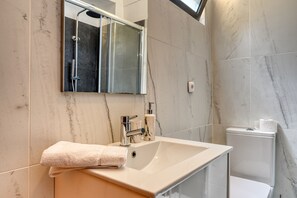 Douche, sèche-cheveux, serviettes fournies, savon