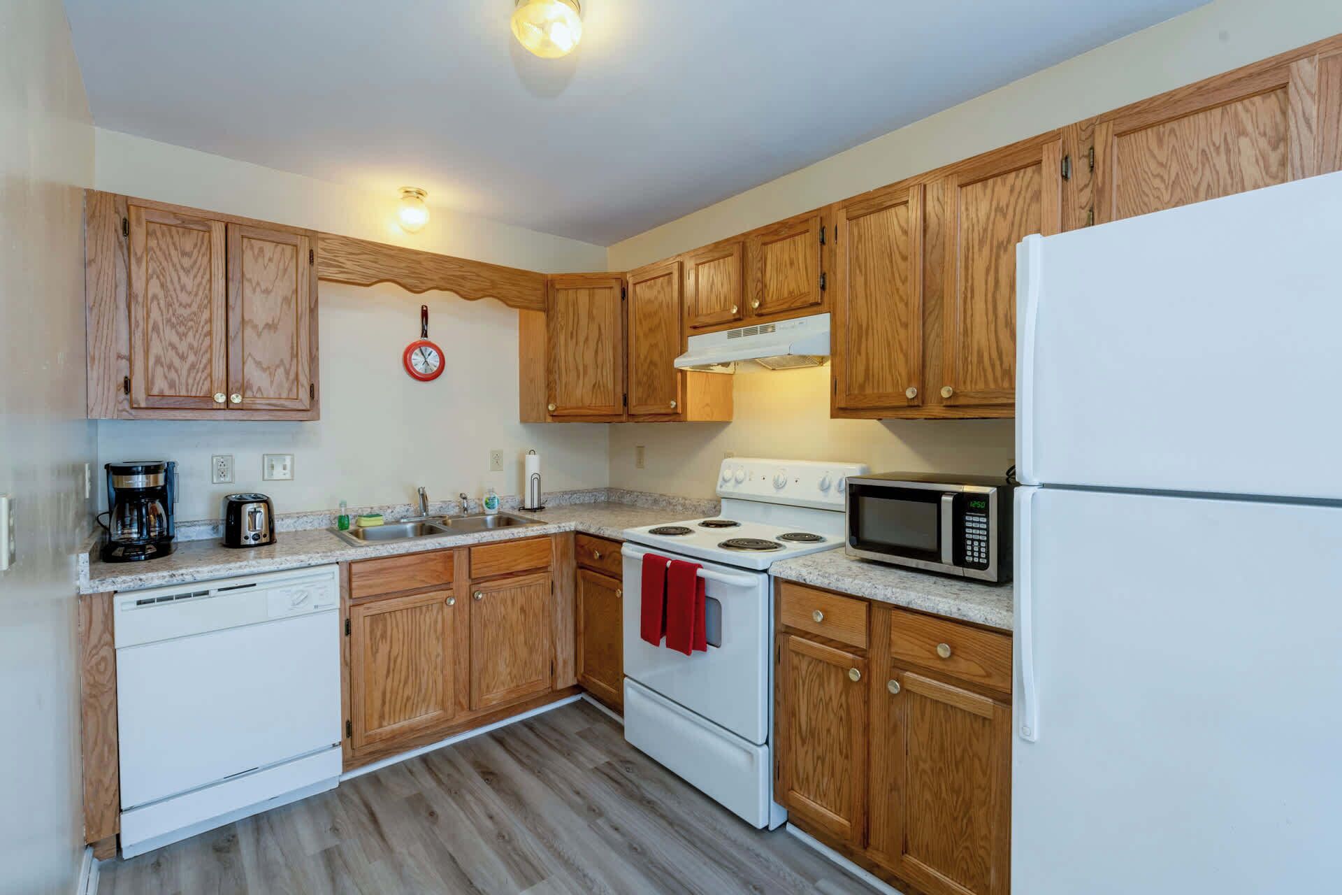 House, Multiple Beds, Kitchen | Private kitchen | Fridge, microwave, oven, stovetop