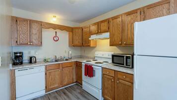 House, Multiple Beds, Kitchen | Private kitchen | Fridge, microwave, oven, stovetop