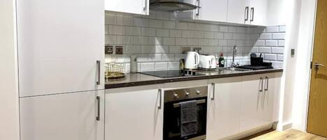 Frigorífico, microondas, horno y placa de cocina