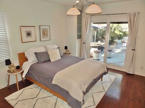 Hus - flere senge - adgang til pool - udsigt til pool (The Belmont Beach Bungalow) | 3 soveværelser, individuelt design, individuel indretning, skrivebord