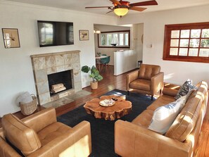 Hus - flere senge - adgang til pool - udsigt til pool (The Belmont Beach Bungalow) | Opholdsområde | 42-tommers fladskærms-tv med digitale kanaler