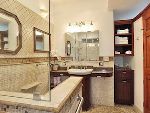 Huis, meerdere bedden, toegang tot zwembad, uitzicht op zwembad (The Belmont Beach Bungalow) | Badkamer | Een douche, een haardroger, handdoeken