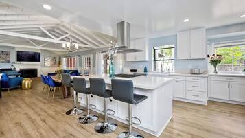 獨棟房屋, 多張床, 壁爐, 花園景觀 | 私人廚房 | 電冰箱、微波爐、烤箱、爐台