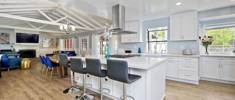 ハウス ベッド (複数台) 暖炉 ガーデンビュー | 専用キッチン | 冷蔵庫、電子レンジ、オーブン、コンロ