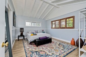 3 bedrooms, individually decorated, individually furnished, free WiFi - The Gathering Spot (Oceanside)