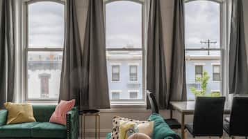 Apartamento, 2 camas de matrimonio, balcón, vistas a la ciudad (The Heart of Madison 3 ) | Zona de estar | Televisión de pantalla plana de 42 pulgadas con canales digitales