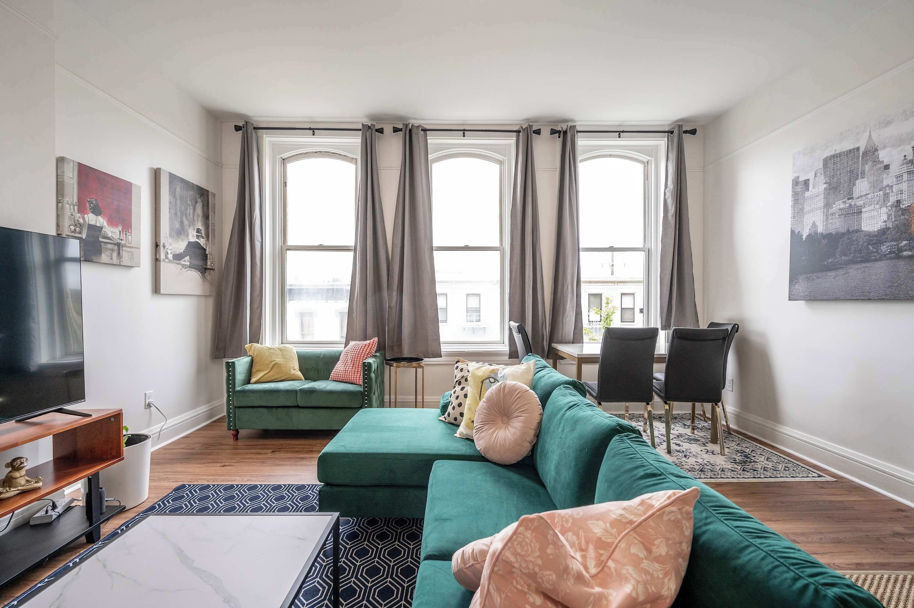 公寓客房, 2 張加大雙人床, 陽台, 城市景觀 (The Heart of Madison 3 ) | 起居區 | 42-吋平面電視，提供數位頻道