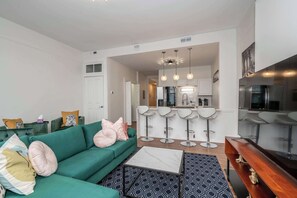 Huoneisto, 2 keskisuurta parisänkyä, parveke, kaupunkinäköala (The Heart of Madison 3 ) | Oleskelualue | 42–tuumainen taulutelevisio, jossa digitaalikanavat