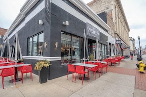 Outdoor dining - The Heart of Madison 3 (Covington)